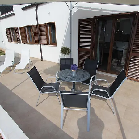Vestar Apartment *